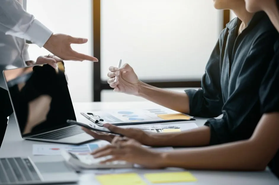 Quản lý hiệu suất và đánh giá nhân viên: Bí quyết xây dựng đội ngũ hùng mạnh
